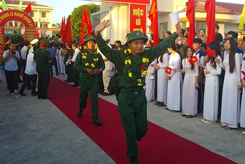 Thanh niên Hậu Giang hăng hái lên đường nhập ngũ.