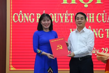 Bí thư Tỉnh ủy Hậu Giang Nghiêm Xuân Thành trao quyết định cho đồng chí Hồ Thu Ánh.