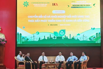 Các diễn giả trao đổi tại hội thảo.