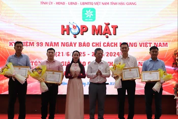 Trao Giải Nhất cho các tác giả.
