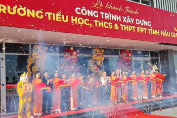 Nghi thức cắt băng khánh thành.