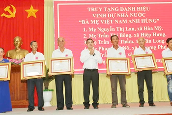 Lãnh đạo tỉnh trao danh hiệu cho thân nhân các Mẹ.