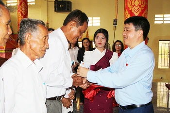 Đồng chí Y Thanh Hà Niê Kđăm tặng quà cho người có uy tín trong đồng bào dân tộc thiểu số.