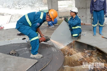 Hiện nay, hơn 1.300 kỹ sư, công nhân trên công trường xây dựng Nhà máy Thủy điện Hòa Bình mở rộng đang nỗ lực thi công "3 ca 4 kíp", “ăn tranh thủ, ngủ khẩn trương”, làm xuyên ngày nghỉ, ngày Lễ, ngày Tết để bảo đảm tiến độ các hạng mục đã đề ra. (Ảnh: LÊ CHI)