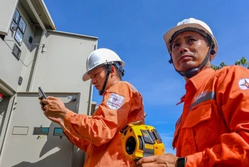 Ứng dụng thiết bị hiện đại trong kiểm tra hệ thống điện. (Ảnh: EVNHANOI)