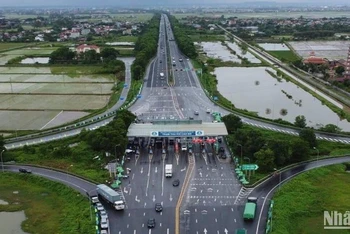 Có tình trạng đặt biển báo cấm xe tải tại đường song song nhằm dồn các phương tiện này đi vào dự án PPP. (Ảnh: MINH TRANG)