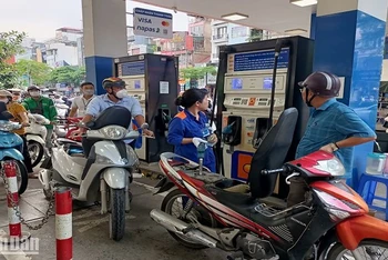 Bộ Tài chính đang đề xuất tiếp tục giảm 50% thuế bảo vệ môi trường với xăng dầu, mỡ nhờn trong năm 2024.