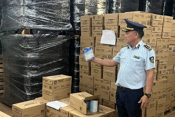 Lực lượng Quản lý thị trường tỉnh Bình Dương kiểm tra các sản phẩm sữa bột bị làm giả tại cơ sở của V.T.C.