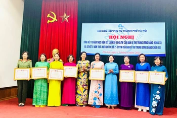 Ban Tổ chức khen thưởng các tập thể có thành tích xuất sắc tại hội nghị.