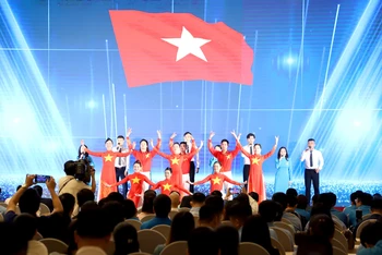 Tiết mục văn nghệ chào mừng tại lễ tuyên dương.