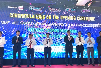 Các đại biểu dự nghi thức khai mạc triển lãm.