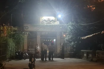 Phía ngoài hiện trường đêm xảy ra vụ án mạng nghiêm trọng.