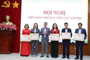 Các tổ chức cơ sở Đảng thuộc Đảng bộ Khối các Cơ quan và Doanh nghiệp có thành tích công tác xuất sắc 5 năm liên tục vinh dự nhận Bằng khen của Tỉnh ủy. 