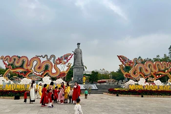 Hình tượng đôi rồng phía trước tượng đài vua Lý Thái Tổ là điểm đến được nhiều du khách lựa chọn.
