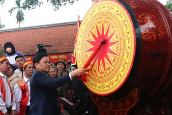 Đồng chí Bí thư Tỉnh ủy Bắc Ninh đánh trống khai hội.
