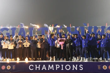 Bắc Ninh FC giành Cup vô địch ngay trong giải đầu tiên ra mắt.