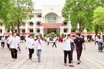 Các thí sinh hoàn tất môn thi cuối cùng vào lớp 10 công lập không chuyên.