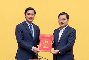 Đồng chí Bí thư Tỉnh ủy Bắc Ninh Nguyễn Anh Tuấn trao Quyết định của Ban Bí thư chuẩn y đồng chí Lê Xuân Lợi, Tỉnh ủy viên, Phó Chủ tịch Ủy ban nhân dân tỉnh tham gia Ban Thường vụ Tỉnh ủy, nhiệm kỳ 2020-2025.