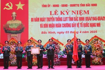 Thừa ủy quyền của Chủ tịch nước, Thượng tướng Huỳnh Chiến Thắng, Phó Tổng Tham mưu trưởng Quân đội nhân dân Việt Nam trao Huân chương Bảo vệ Tổ quốc hạng Nhì tặng Bộ Chỉ huy Quân sự tỉnh Bắc Ninh.