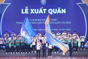Chủ tịch Ủy ban nhân dân tỉnh Bắc Ninh Vương Quốc Tuấn trao cờ cho đội bóng Bắc Ninh FC xuất quân tham gia tranh tài tại Giải Bóng đá hạng Nhì Quốc gia 2025.