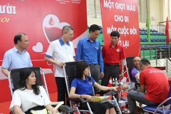 Các đại biểu thăm hỏi, biểu dương các đoàn viên, thanh niên tham gia hiến máu.