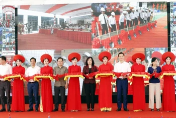 Các đại biểu cắt băng khánh thành dự án Đầu tư xây dựng mở Bệnh viện Sản-Nhi, thành phố Bắc Ninh.