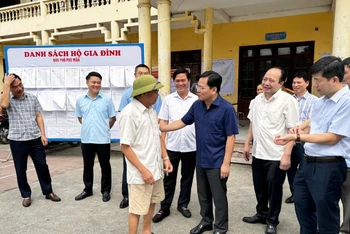 Đồng chí Nguyễn Anh Tuấn, Bí thư Tỉnh ủy Bắc Ninh kiểm tra công tác lấy ý kiến cử tri tại thị trấn Chờ, huyện Yên Phong.