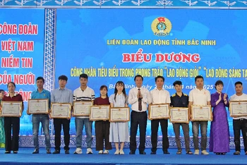 Lãnh đạo tỉnh Bắc Ninh cùng đại diện Tổng Liên đoàn Lao động Việt Nam trao Bằng khen tặng công nhân tiêu biểu trong phong trào thi đua “Lao động giỏi, lao động sáng tạo”.