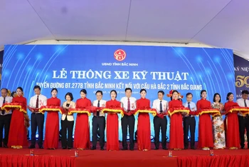 Lãnh đạo hai tỉnh Bắc Ninh, Bắc Giang cắt băng thông xe kỹ thuật tuyến đường ĐT 277B.