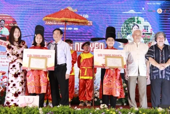 Trạng nguyên Tiếng Việt toàn quốc Nguyễn Thị Minh Thảo, học sinh lớp 4, Trường tiểu học Suối Hoa, thành phố Bắc Ninh (thứ 3 từ phải sang) tại lễ trao giải.