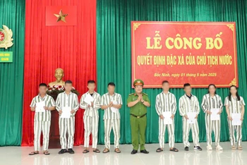 Lãnh đạo Công an tỉnh Bắc Ninh trao Quyết định đặc xá tới các phạm nhân.