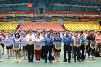Ban tổ chức trao cờ lưu niệm tặng các đoàn vận động viên.