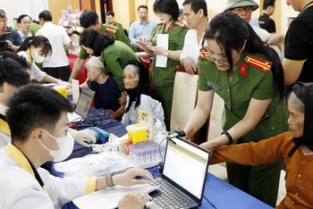 Lực lượng Công an tiến hành thu nhận mẫu ADN của các thân nhân liệt sĩ.