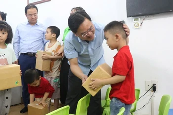 Bí thư Tỉnh ủy Bắc Ninh Nguyễn Anh Tuấn ân cần trao các phần quà tới tay các cháu nhỏ tại Trung tâm Hỗ trợ phát triển giáo dục hòa nhập cuộc sống mới.
