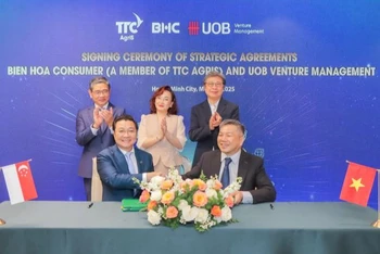 Ông Huỳnh Văn Pháp - Phó Chủ tịch Hội đồng quản trị Biên Hòa Consumer (Commercial Center) và ông Thng Tien Tat - Executive Director UOBVM ký kết thỏa thuận hợp tác chiến lược dưới sự chứng kiến của ông Pang Te Chang - Tổng lãnh sự Singapore (đứng bên trái), bà Đặng Huỳnh Ức My - Chủ tịch AgriS (đứng giữa) và ông Seah Kian Wee - CEO UOBVM (đứng bên phải).