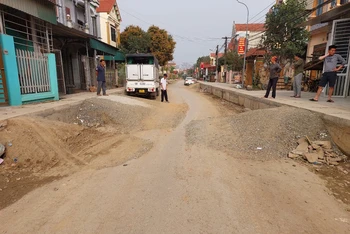 Nhiều người dân phải đổ đất đá để làm đường vào nhà khiến lòng đường bị thu hẹp tiềm ẩn nhiều nguy cơ tai nạn giao thông.