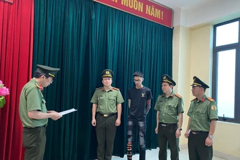 Cơ quan điều tra đọc quyết định khởi tố bị can và bắt tạm giam đối tượng Phan Quang Tùng.