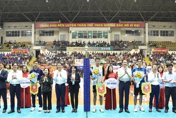 Ban tổ chức tặng hoa chúc mừng các đội bóng tham dự Cúp Hùng Vương.