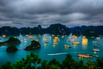 Ảnh Vịnh Hạ Long trưng bày tại triển lãm.
