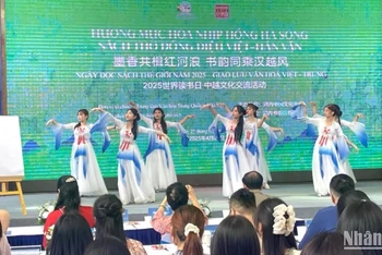 Biểu diễn văn nghệ trong chương trình giao lưu văn hóa-Việt Trung.