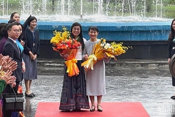 Phu nhân Lê Thị Bích Trân tiếp đón Phu nhân Ishiba Yoshiko tại Làng Văn hoá-Du lịch các dân tộc Việt Nam.