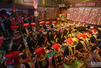 Gìn giữ tính thiêng của di sản. (Ảnh: VŨ LINH)