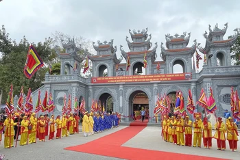 Cổng tam quan đền Tranh.