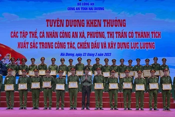 Tuyên dương khen thưởng các tập thể, cá nhân công an cấp xã có thành tích xuất sắc trong công tác.