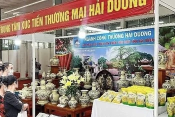 Gian hàng giới thiệu một số sản phẩm tiêu biểu của tỉnh Hải Dương.