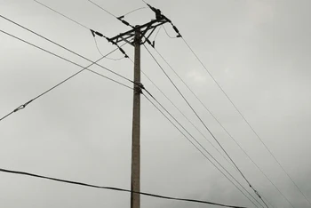 Cột điện 03, đường dây 35kV nhánh rẽ Khâm Trên, lộ 374E 20.40, nơi xảy ra tai nạn.
