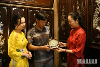 Tại không gian trưng bày làng nghề Chuyên Mỹ tại Trung tâm giao lưu văn hóa phố cổ Hà Nội, 50 Đào Duy Từ (Hoàn Kiếm - Hà Nội) công chúng có dịp thưởng lãm các sản phẩm làng nghề độc đáo mang đậm nét văn hiến của Hà Nội. Ảnh: Thế Dương.