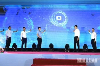 Các đại biểu thực hiện nghi thức phát động cao điểm hè sử dụng năng lượng tiết kiệm, hiệu quả năm 2025. (Ảnh: THẾ DƯƠNG)