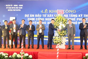 Lãnh đạo thành phố Hà Nội tặng hoa chúc mừng huyện Phú Xuyên khởi công dự án.