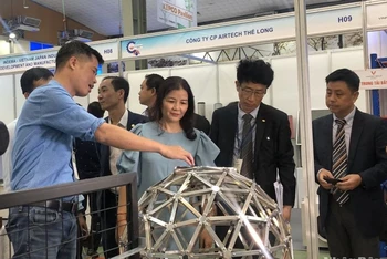 Lãnh đạo Sở Công thương Hà Nội tham quan các sản phẩm công nghiệp giới thiệu tại Hội chợ. 